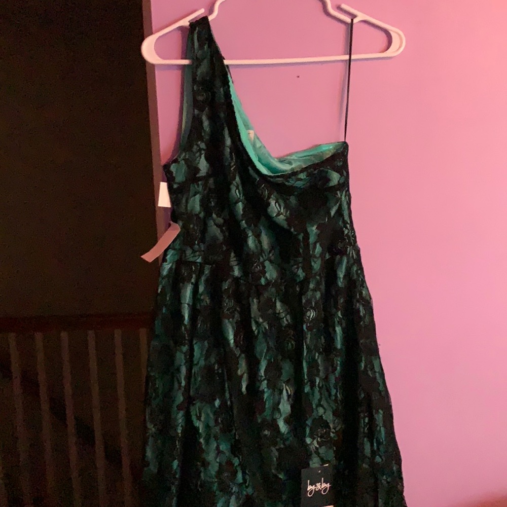 Is aqua green color with black